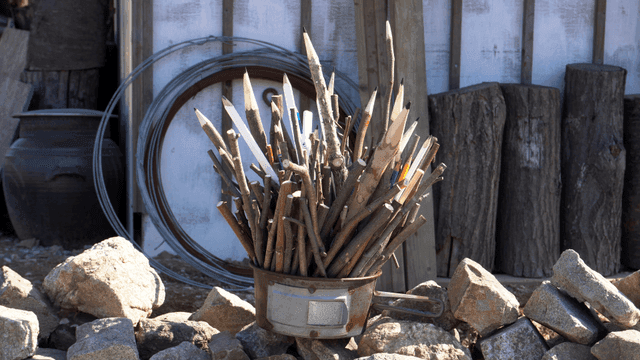 창고 배경의 나뭇가지 연필 조각품