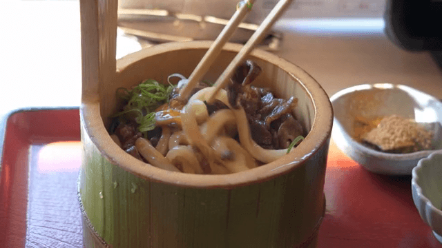 그릇에 담긴 소고기와 계란 우동