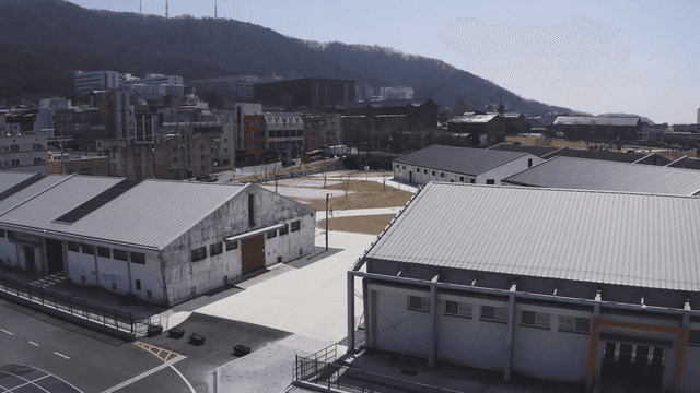 산자락 아래 자리한 산업 건물들