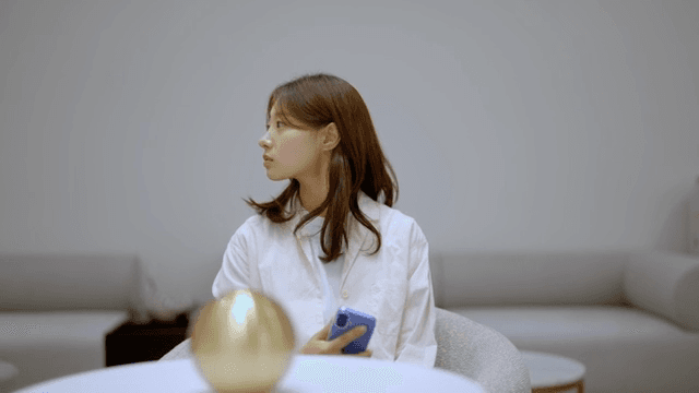 현대적인 라운지에 앉아 있는 여성