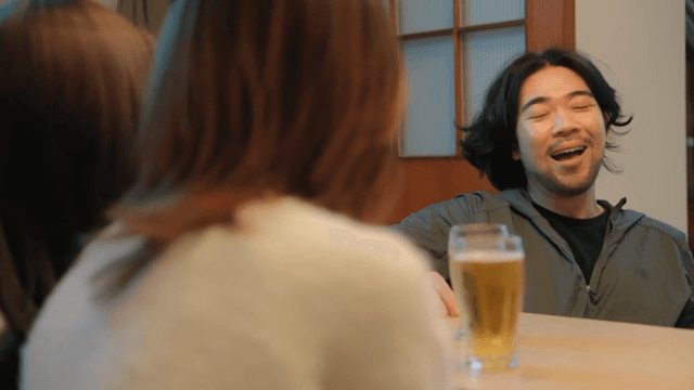 함께 맥주를 마시며 대화를 나누는 친구들