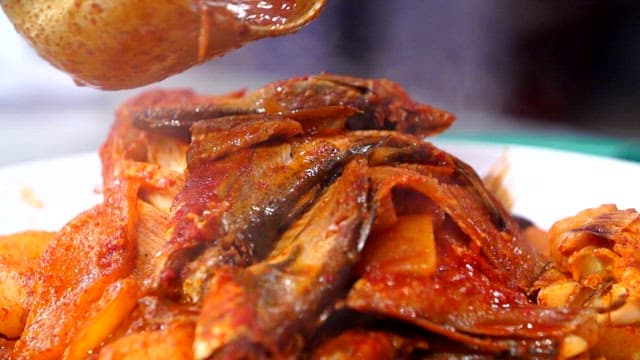 맛있게 조리된 생선 요리 위로 부어지는 국물