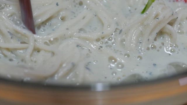 오이와 토마토가 들어간 시원한 콩국수