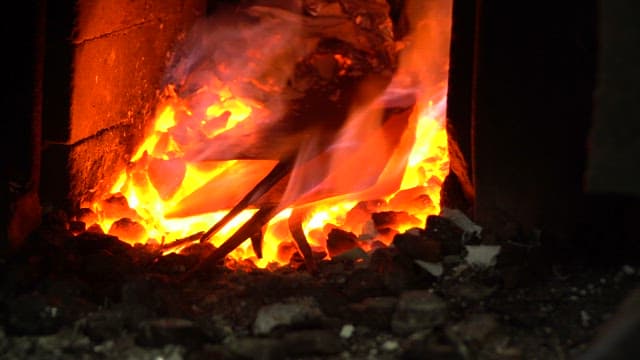 금속이 용광로에서 가열되는 모습