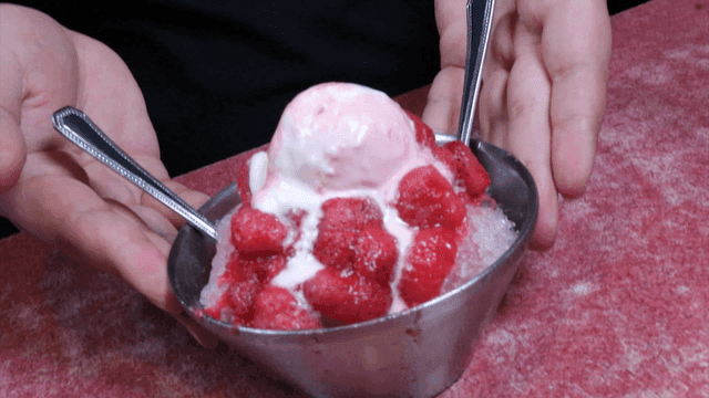 테이블 위의 딸기 빙수