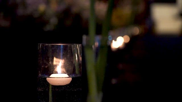 어두운 배경을 밝히며 분위기를 내는 작은 촛불