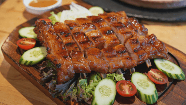 Grilled pork ribs with fresh vegetables