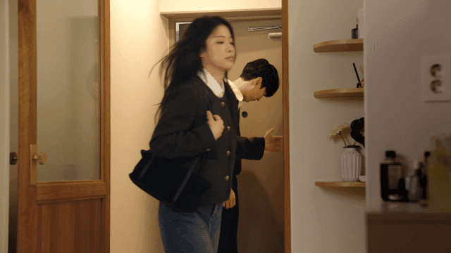 어두운 표정으로 집에 따로 들어오는 커플