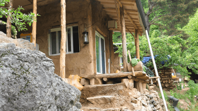 돌계단이 있는 시골 농가