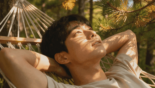 숲 속 해먹에서 휴식 중인 남성