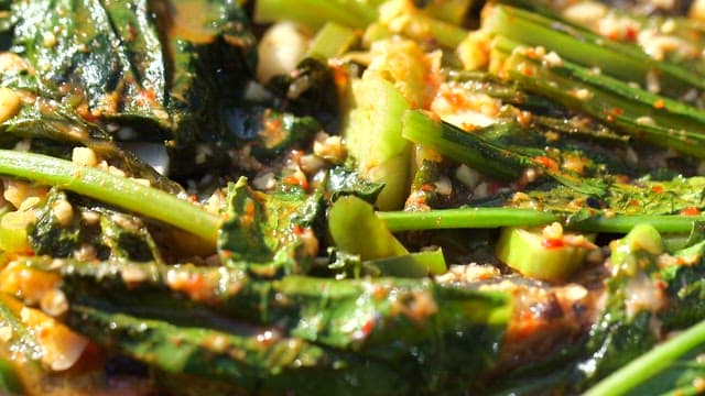 따뜻하고 먹음직스러운 열무 꽁치조림