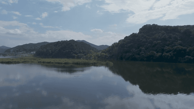 푸른 언덕으로 둘러싸인 고요한 강