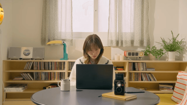 집에서 노트북으로 일하는 여성