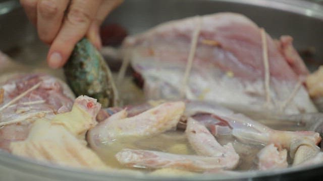 전복과 닭을 넣어 만드는 푸짐한 삼계탕