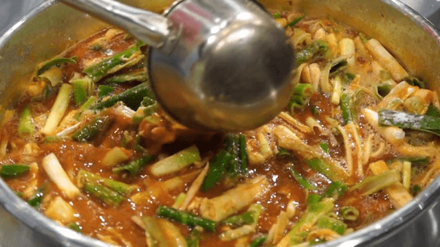 Spicy floating goby stew with lots of green onions