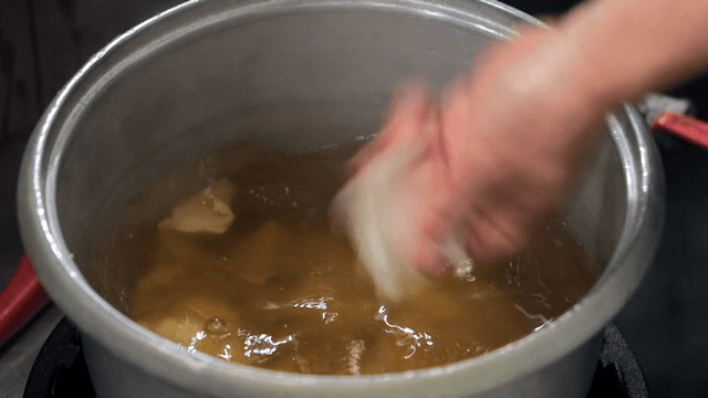 끓는 육수에 반죽을 넣는 손