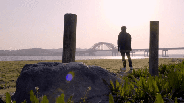 해질녘 강가에 서 있는 사람