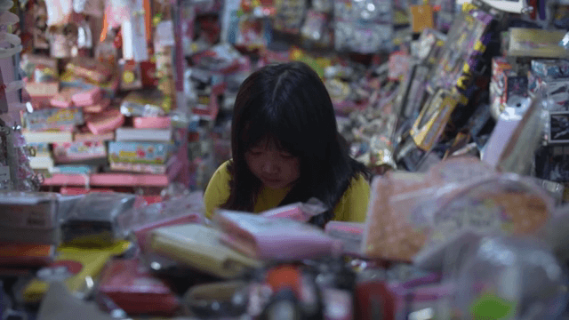 장난감 가게를 탐험하는 아이