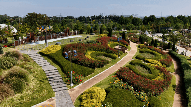 정원 조형물이 아름답게 꾸며진 공원 전경