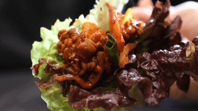 Spicy stir-fried pork wraps