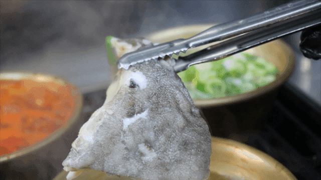 야채와 함께 끓고 있는 대구탕