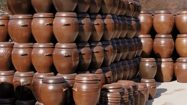야외에 놓인 전통 한국 항아리
