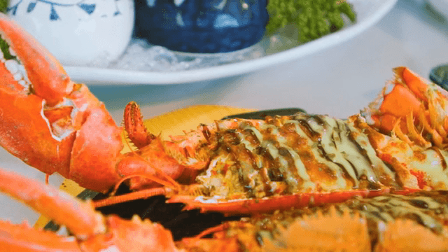 소스를 곁들인 구운 랍스터