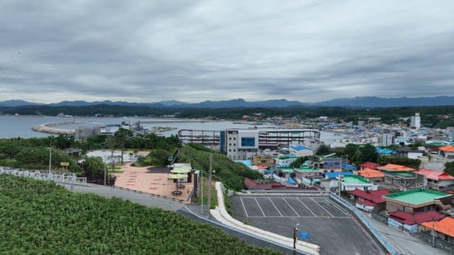 다채로운 지붕의 해안 마을