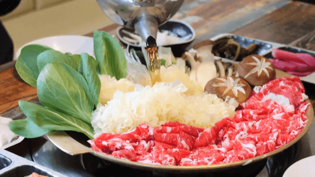 전골에 육수를 넣는 장면