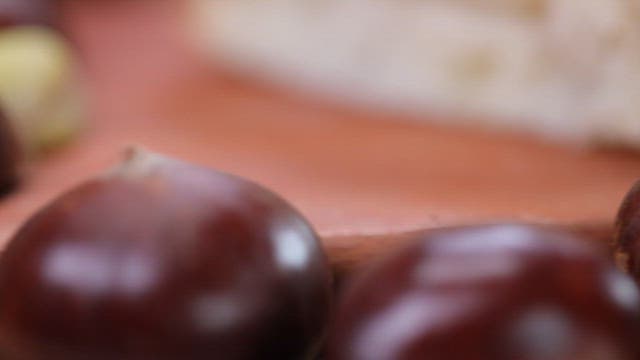 나무 도마 위의 밤 크림 샌드위치