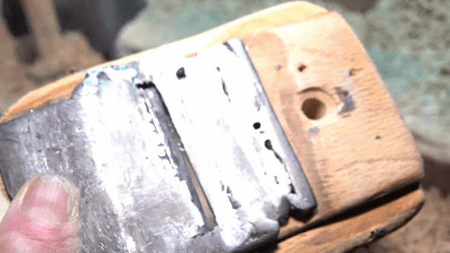 장인이 작업장에서 사용하는 대패