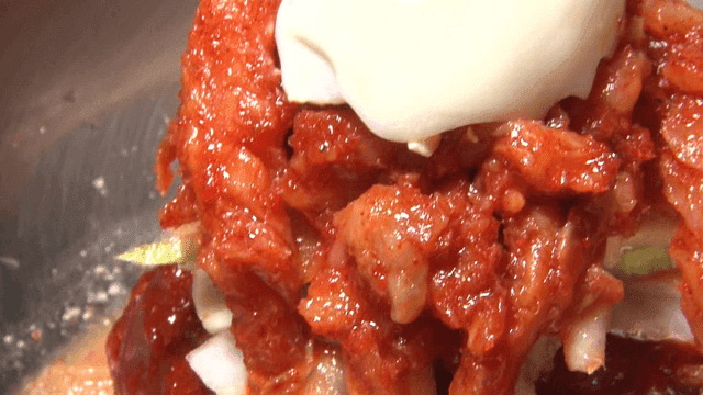 계란이 올라간 한국식 매운 냉면