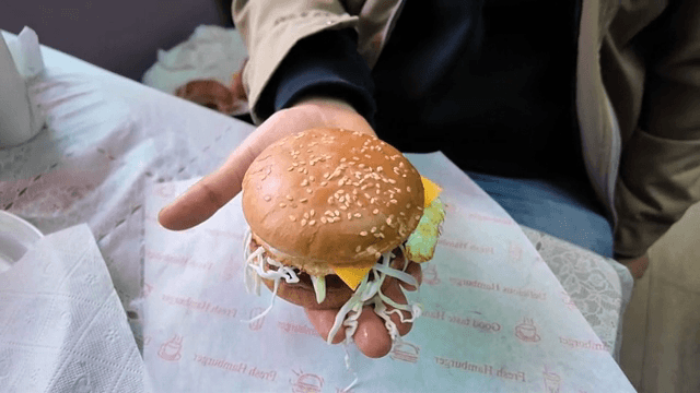 계란과 양배추가 들어간 햄버거