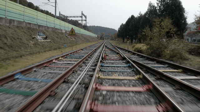 경치 좋은 지역의 다채로운 철로