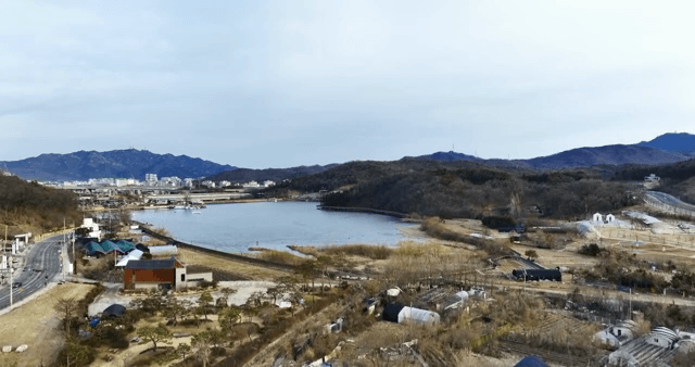 호수와 마을의 경치