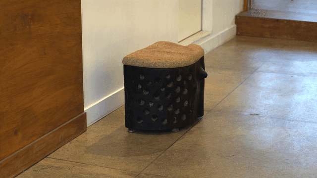 현대적인 실내의 독특한 나무 의자