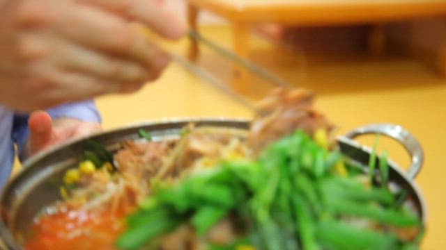 부추와 콩나물이 올라간 감자탕