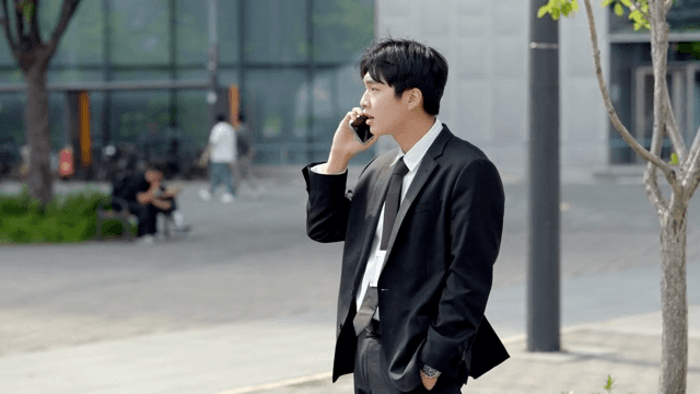통화를 하면서 화를 내는 직장인 남성