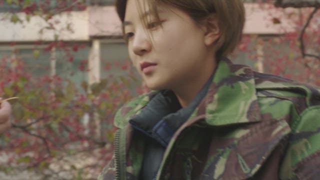 금색 물건을 발견하고 호기심 있게 살펴보는 두 사람