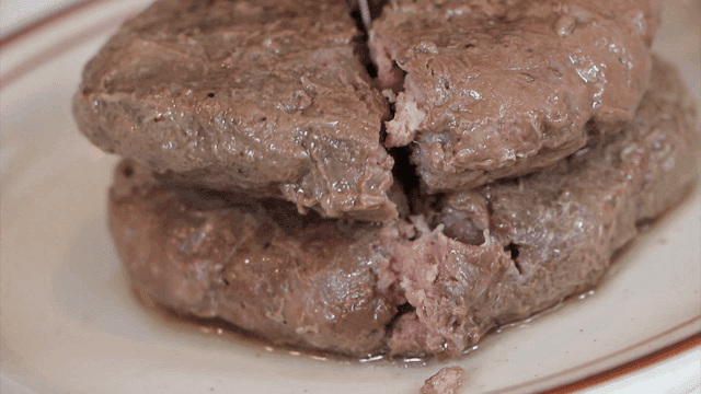 나이프로 잘라낸 수비드된 패티