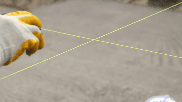 건설 라인을 다루는 작업자