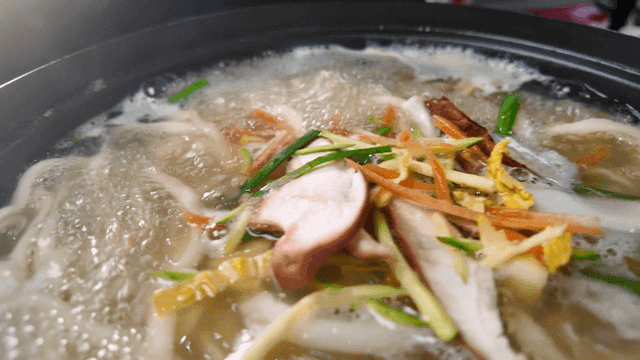 Kalguksu in boiling water