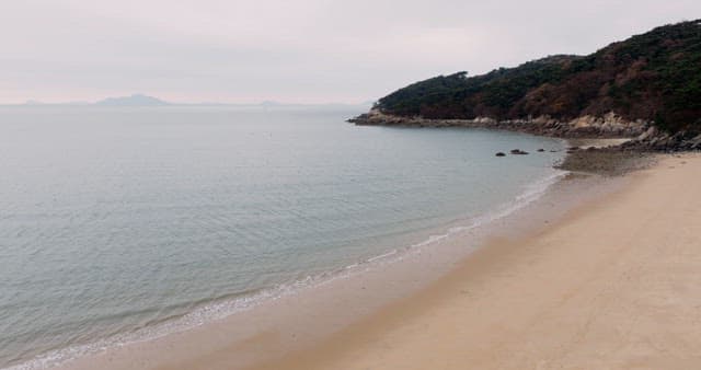 파도가 밀려와 부서지는 평화로운 해안가