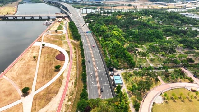 푸른 공원을 가로지르는 고속도로