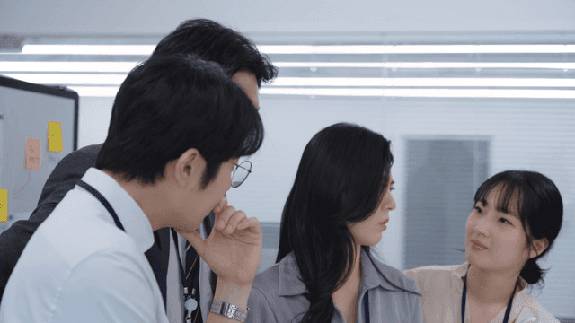 사무실에서 프로젝트를 논의하는 직원들