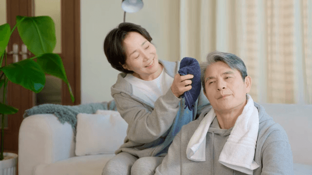 운동 후 실내에서 휴식 중인 부부