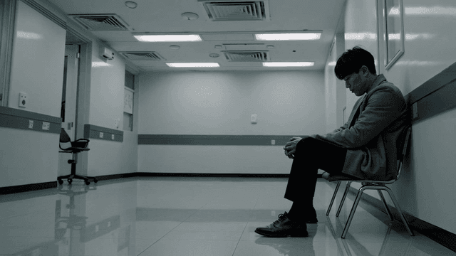 복도에 앉아있는 남성