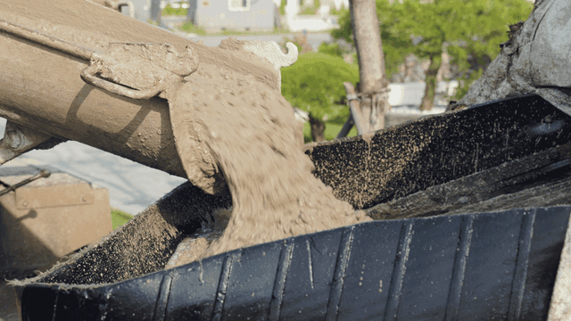 믹서에서 쏟아지는 콘크리트