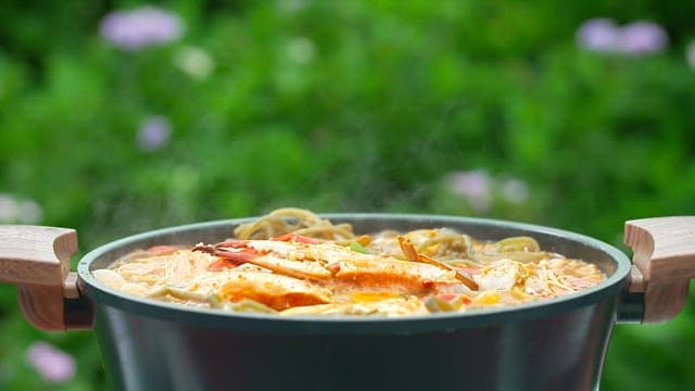 맛있게 끓고 있는 고구마순 게국지가 담긴 냄비