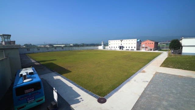 맑은 하늘 아래 평화로운 교도소 운동장